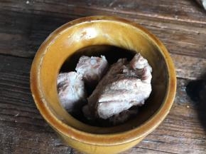 捞出排骨装入蒸碗