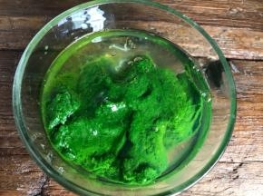 菠菜泥中加入鸡蛋白