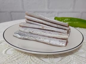 准备带鱼以及青红椒各一个。