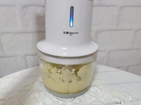 蒜放东菱无线绞肉机去皮再搅拌成蒜泥。