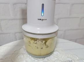 蒜放东菱无线绞肉机去皮再搅拌成蒜泥。