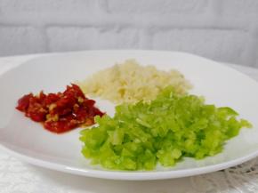 青红椒、蒜都准备好了，蒜有去腥提香的功效，也是做鱼必备的配料之一。