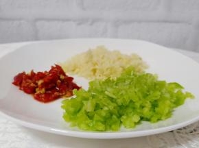 青红椒、蒜都准备好了，蒜有去腥提香的功效，也是做鱼必备的配料之一。