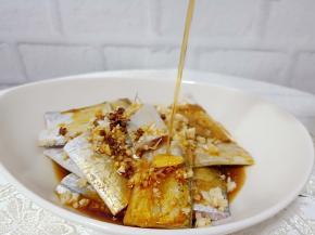 加花椒、蒜、生抽、料酒腌制30分钟。