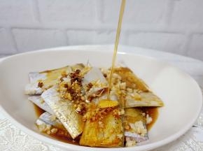 加花椒、蒜、生抽、料酒腌制30分钟。