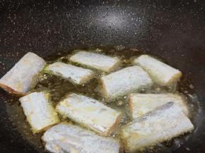 锅里倒菜籽油，加带鱼煎炸（带鱼可以用厨房纸巾吸一下水份）