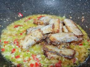 加带鱼入锅滴几滴柠檬汁去腥。