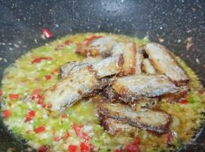 加带鱼入锅滴几滴柠檬汁去腥。