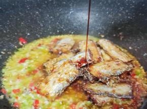 生抽一勺、盐一勺调味。