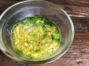 锅烧热至冒烟，倒入碗中