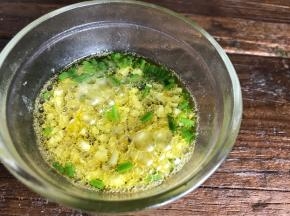 锅烧热至冒烟，倒入碗中