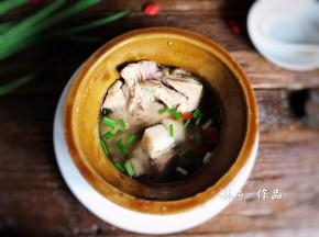 取出蒸好的茯苓排骨，撒上葱花和枸杞