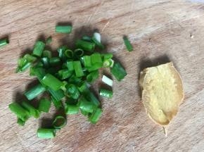 备好姜片和葱花