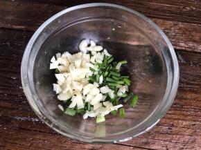 葱花和蒜末装入碗中