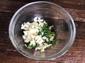 葱花和蒜末装入碗中