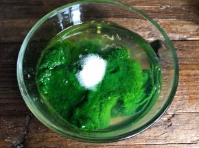 菠菜泥中加入少量盐划散