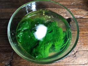 菠菜泥中加入少量盐划散