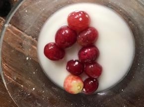 红提加入盐和面粉，洗净