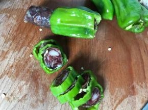 把腊肠穿入青椒内，再切成片