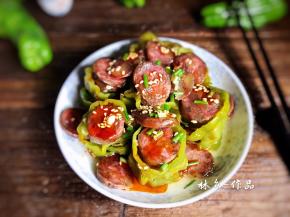 出锅后淋入香辣油，撒上葱花即可食用