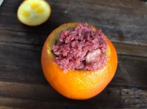 把蒸好的粉蒸肉装入橙皮内