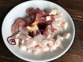 猪肉切碎加入料酒、生抽和蚝油搅拌均匀