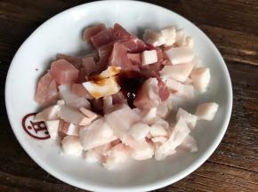 猪肉切碎加入料酒、生抽和蚝油搅拌均匀