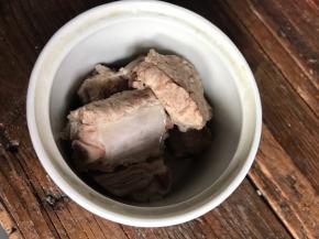 捞出沥干，装入蒸碗