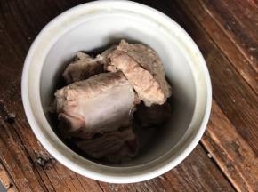 捞出沥干，装入蒸碗