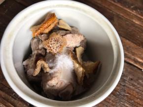 加入排骨中，加入盐