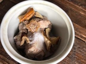 加入排骨中，加入盐