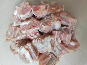 肋排温盐水泡二十分钟，再用清水洗净泡半小时，中途换两次水！