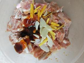 倒入两勺生抽，一勺蚝油，两勺黄油，大蒜切片，姜切丝放进去！