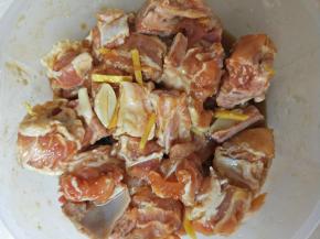 戴手套抓匀腌制两小时，腌制时间越久越入味！