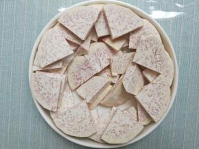 香芋去死洗净切成片，如图所示码放在盘子里，中间低边上高！