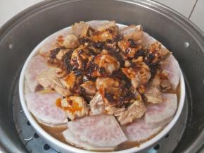 均匀的淋在排骨上，蒸锅里放足水中火蒸50分！