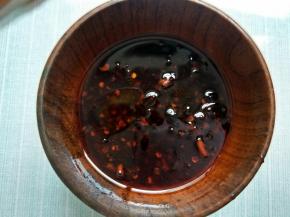 拿个小碗放入一勺生抽，一勺蚝油，两勺豆豉拌匀！