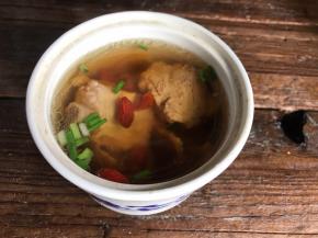 取出蒸好的陈皮排骨，撒上葱花和排骨