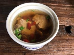 取出蒸好的陈皮排骨，撒上葱花和排骨