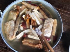 加入生抽和味精拌匀