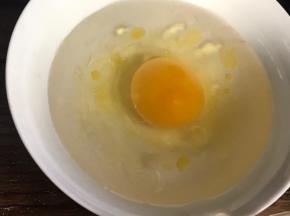 挨着碗边缓缓加入适量清水