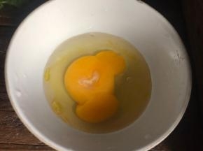 打入鸡蛋，加入适量清水