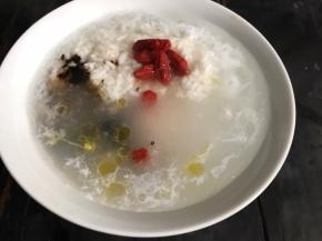 出锅后撒上枸杞，加入黑糖