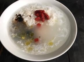 出锅后撒上枸杞，加入黑糖