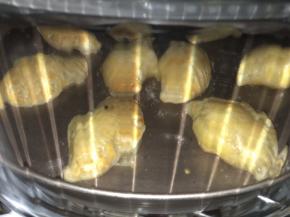 光波炉200度预热10分钟，放入榴莲酥200度烤10分钟，转235度继续烤2分钟，烤至金黄色