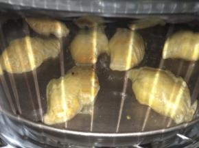 光波炉200度预热10分钟，放入榴莲酥200度烤10分钟，转235度继续烤2分钟，烤至金黄色