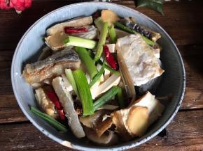 把豆腐干放入盘底，用腊鱼盖住，再撒上配料