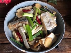 把豆腐干放入盘底，用腊鱼盖住，再撒上配料