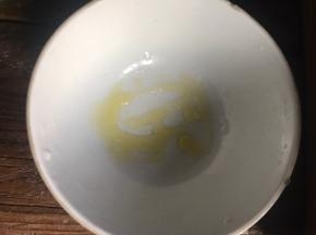 碗底滴少许香油