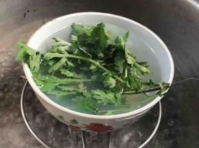 加入艾叶，放入锅中蒸5分钟即可